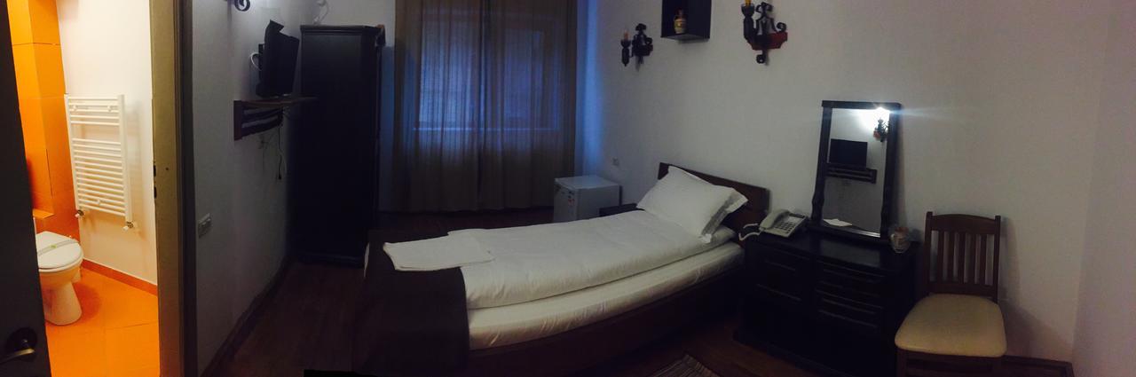 Hotel Casa Vlahilor Ramnicu Valcea Exterior photo