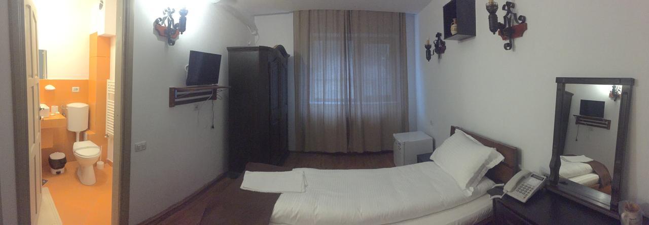 Hotel Casa Vlahilor Ramnicu Valcea Exterior photo