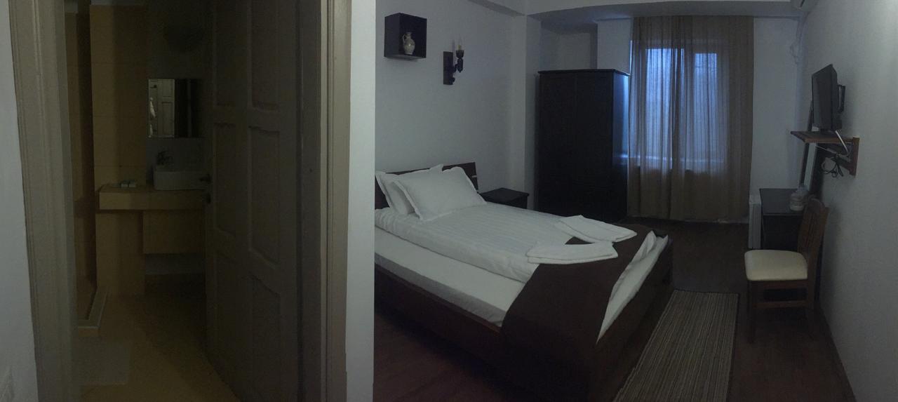 Hotel Casa Vlahilor Ramnicu Valcea Exterior photo