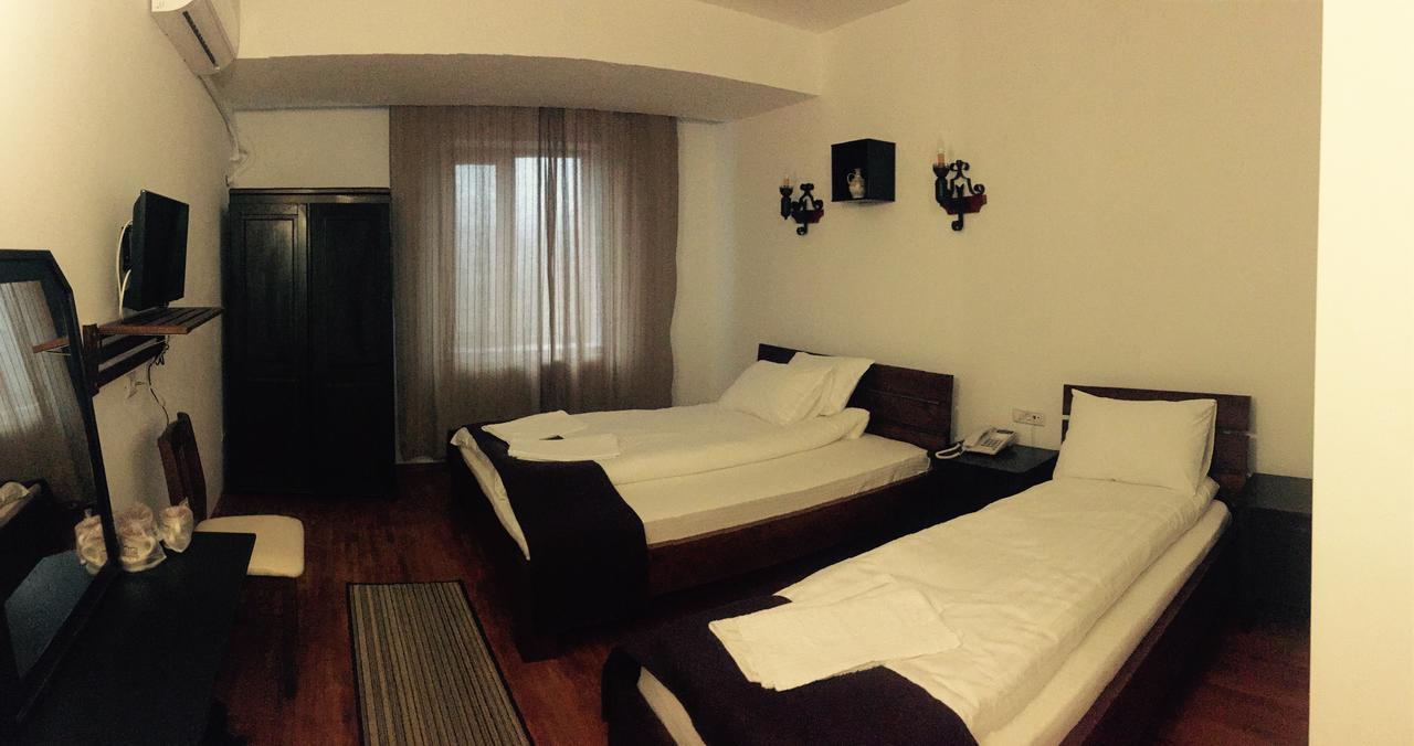 Hotel Casa Vlahilor Ramnicu Valcea Exterior photo