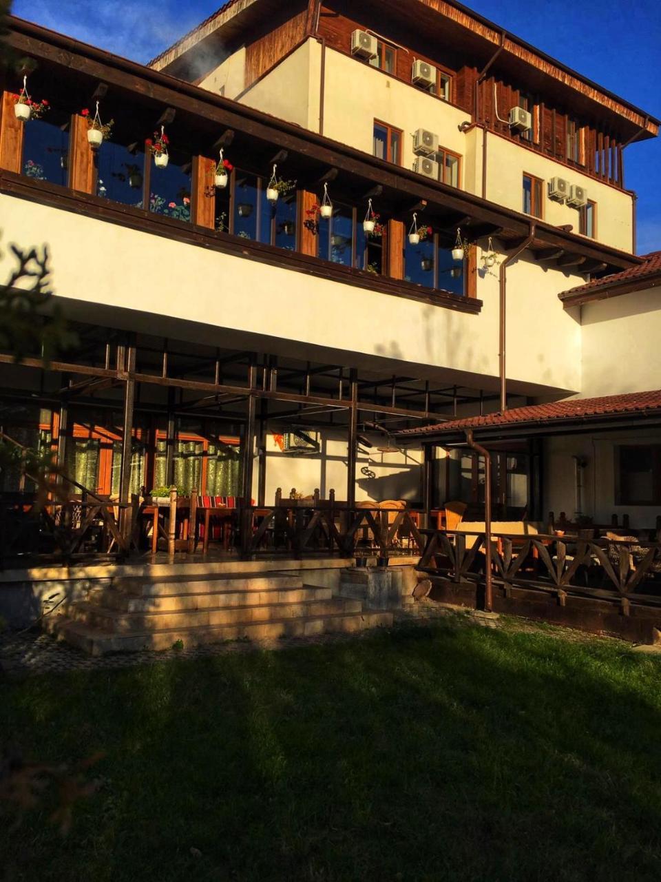 Hotel Casa Vlahilor Ramnicu Valcea Exterior photo